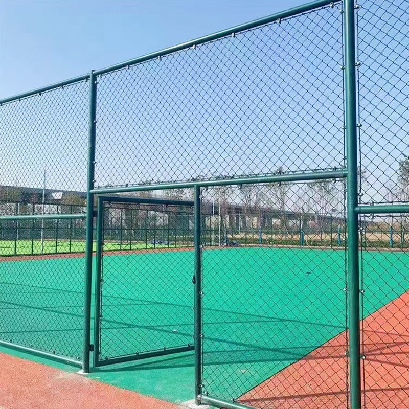 Zusammengebauter Stadionzaun