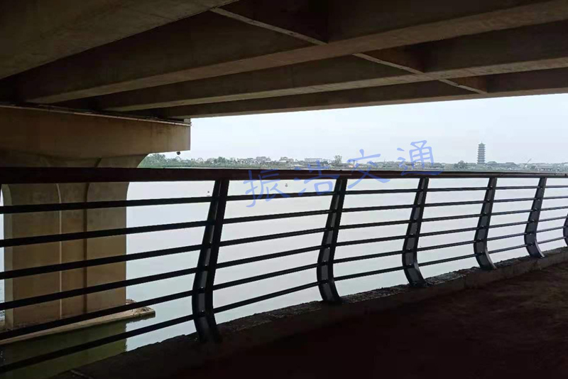 Flussleitplanke