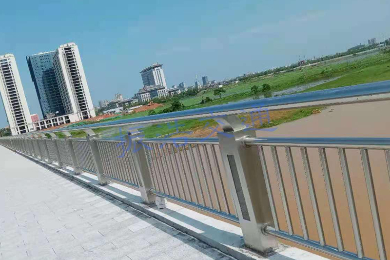 Flussleitplanke
